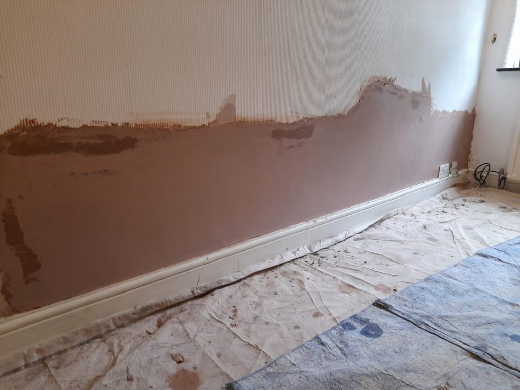 plastering a damp wall after damp proofing