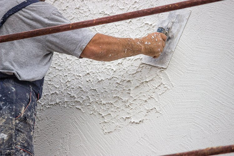 workman monocouche rendering a wall