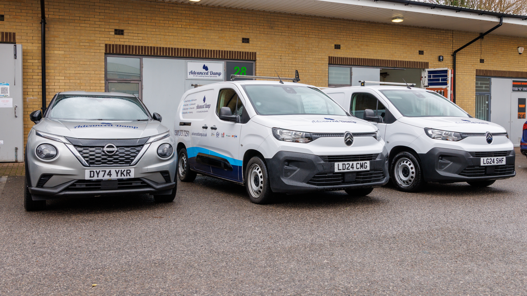 Advanced Damp specialist carrying out chemical DPC injection at a Vauxhall SE11 property